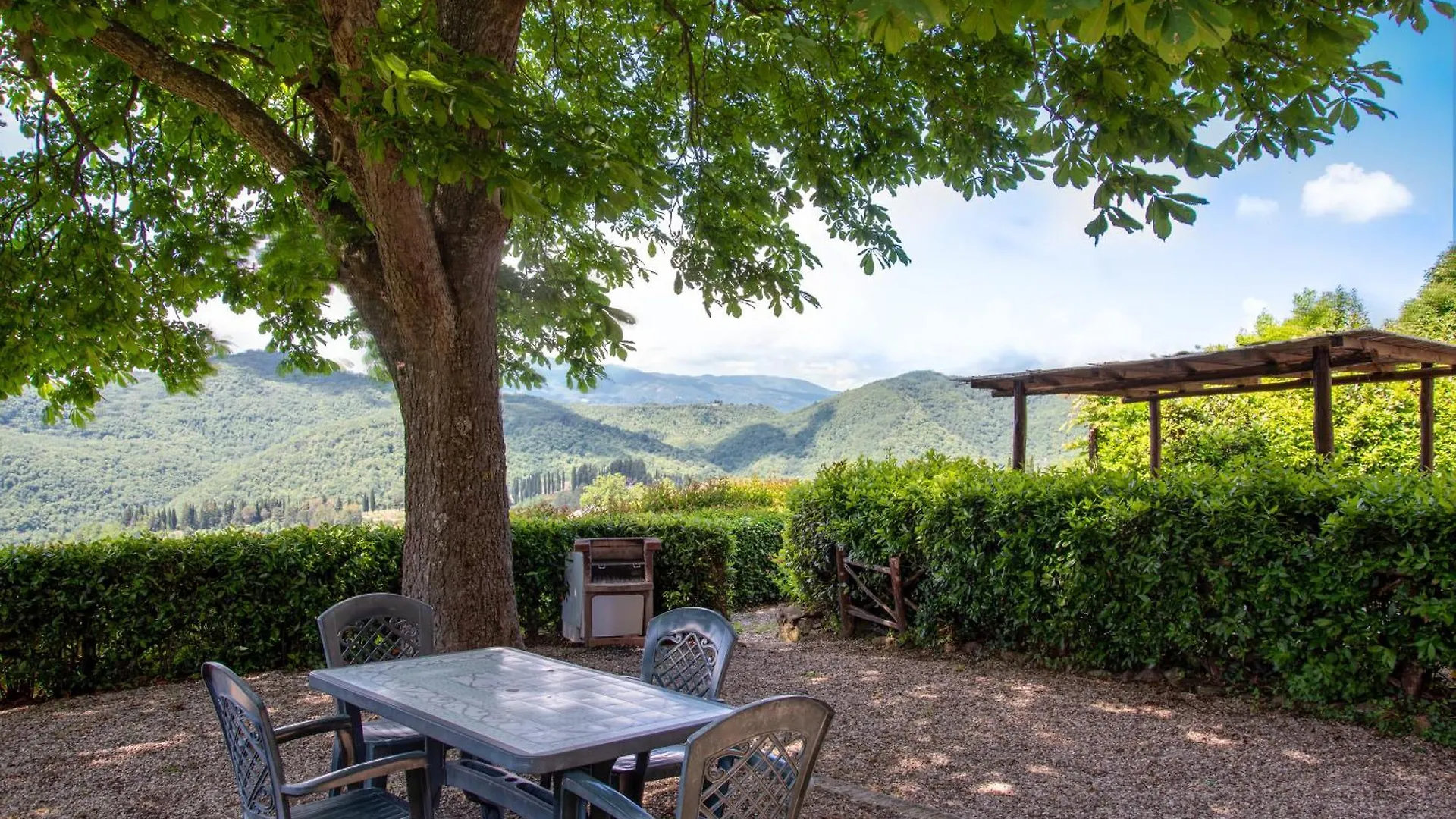 Universal Harmony - Pettirosso Villa Dicomano 0*,  Italy